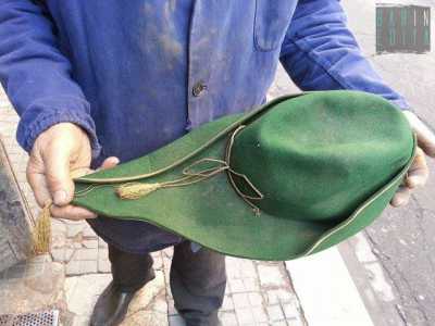 Un ex studente mostra la sua feluca verde, quella indossata dagli studenti di Matematica, Scienze, Fisica e Chimica